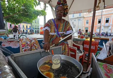 Mais de 56 mil ambulantes se formalizam em 2025 e aproveitam boom do Carnaval