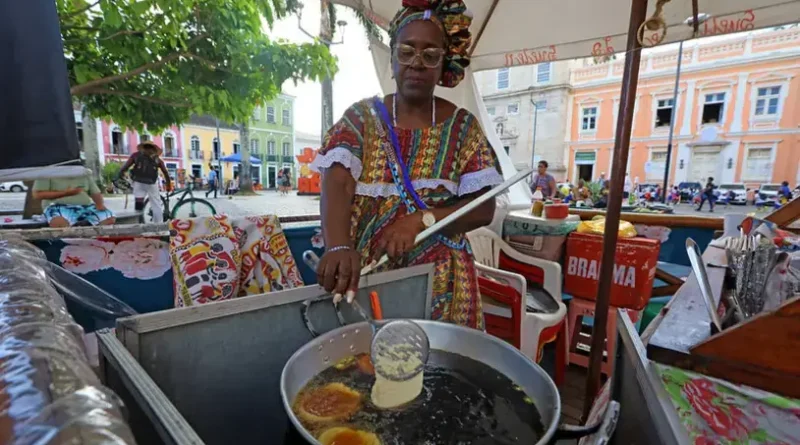 Mais de 56 mil ambulantes se formalizam em 2025 e aproveitam boom do Carnaval