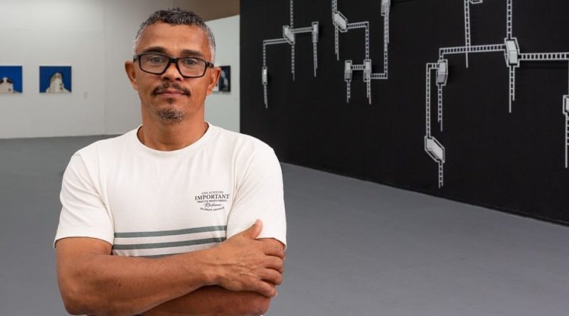 Exposição “Autorretrato em Linhas Sólidas” apresenta a trajetória de Evandro Soares, em Goiânia