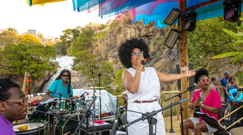 Fim de semana em BH tem samba na Praça Sete, festival com funk e teatro