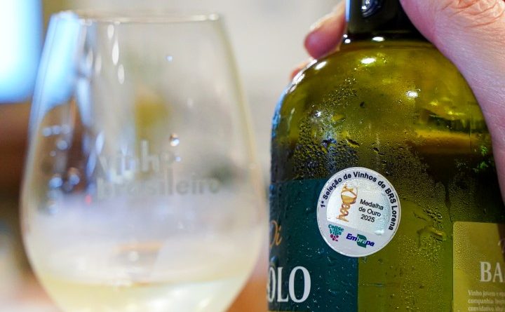 Foto: Garrafa com selo da 1ª Seleção de Vinhos de BRS Lorena