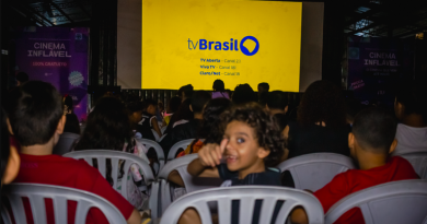 Circuito itinerante de cinema a céu aberto leva animações da televisão pública a regiões periféricas
