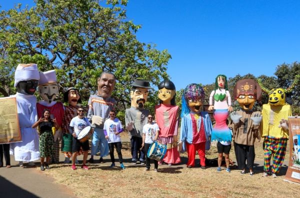 Cultura popular chega ao DVO, em Planaltina, com cortejo de bonecos gigantes e teatro gratuito