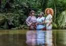 As atrizes Graciana Valladares Mila Moura e Sirléa Aleixoque interpretam o espetáculo “Mesmo Rio”, inspirado no livro homônimo de Elisama Santos. (Créditos: Divulgação/Renato Mangolin)