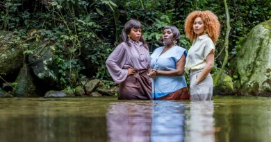 As atrizes Graciana Valladares Mila Moura e Sirléa Aleixoque interpretam o espetáculo “Mesmo Rio”, inspirado no livro homônimo de Elisama Santos. (Créditos: Divulgação/Renato Mangolin)