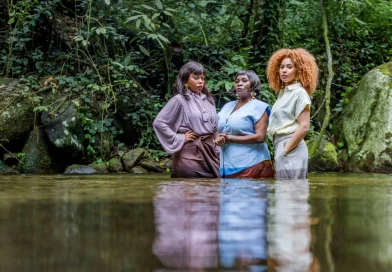 As atrizes Graciana Valladares Mila Moura e Sirléa Aleixoque interpretam o espetáculo “Mesmo Rio”, inspirado no livro homônimo de Elisama Santos. (Créditos: Divulgação/Renato Mangolin)
