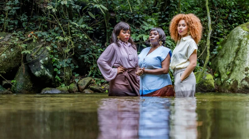 As atrizes Graciana Valladares Mila Moura e Sirléa Aleixoque interpretam o espetáculo “Mesmo Rio”, inspirado no livro homônimo de Elisama Santos. (Créditos: Divulgação/Renato Mangolin)