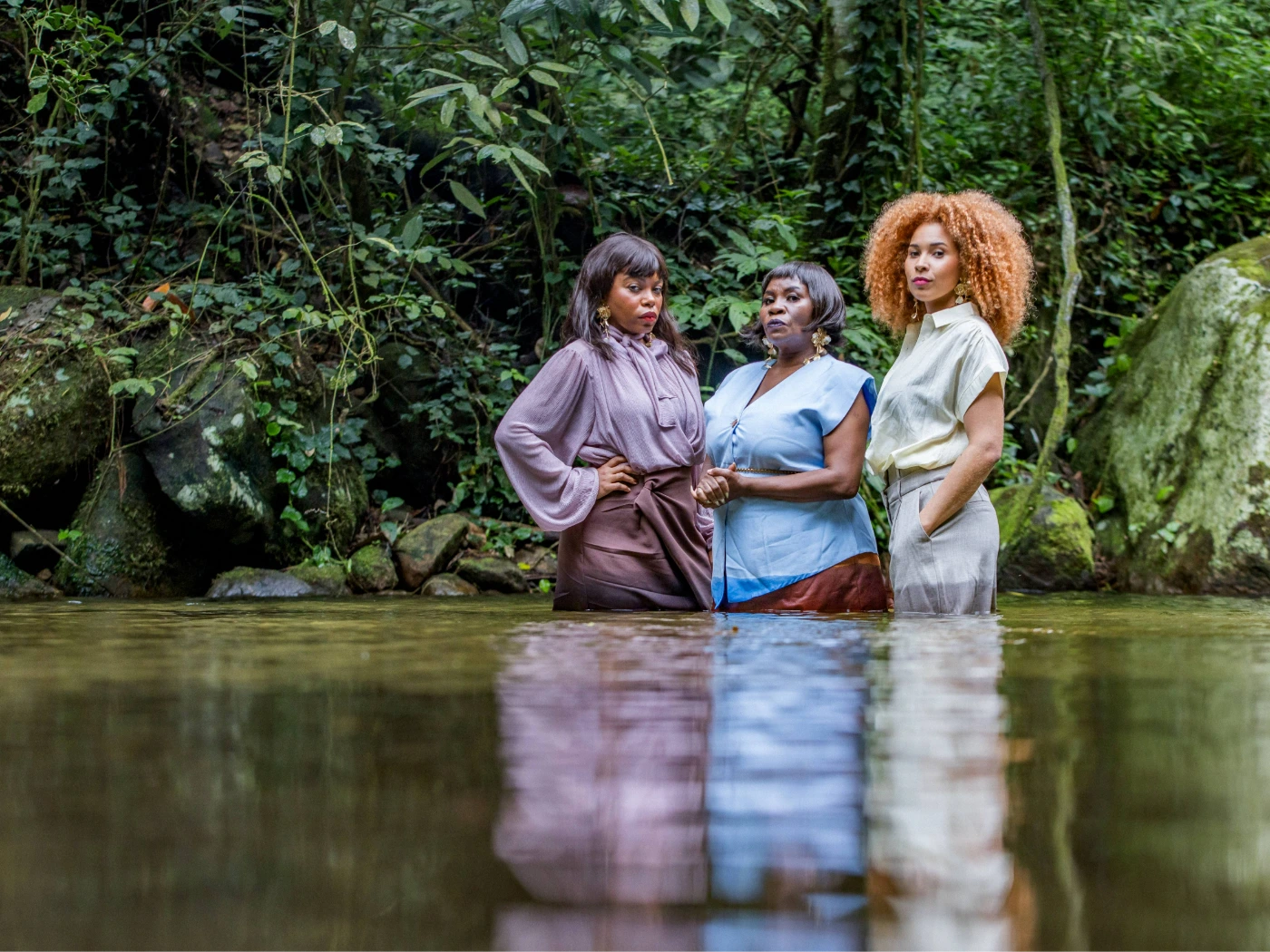 As atrizes Graciana Valladares Mila Moura e Sirléa Aleixoque interpretam o espetáculo “Mesmo Rio”, inspirado no livro homônimo de Elisama Santos. (Créditos: Divulgação/Renato Mangolin)