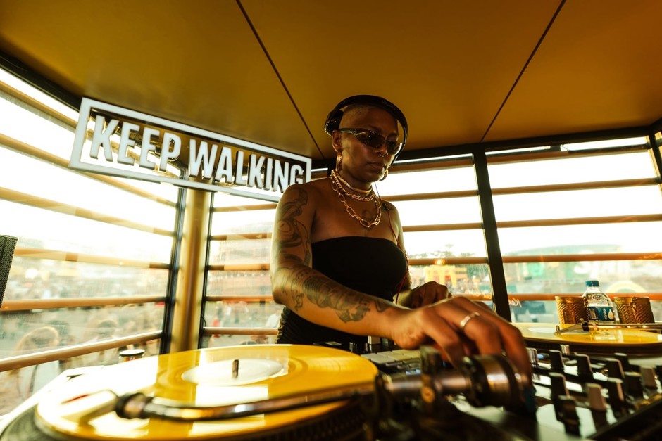 DJ Maah Fernandes imprime sua identidade contemporânea aos arranjos no show 'O Groove Delas'