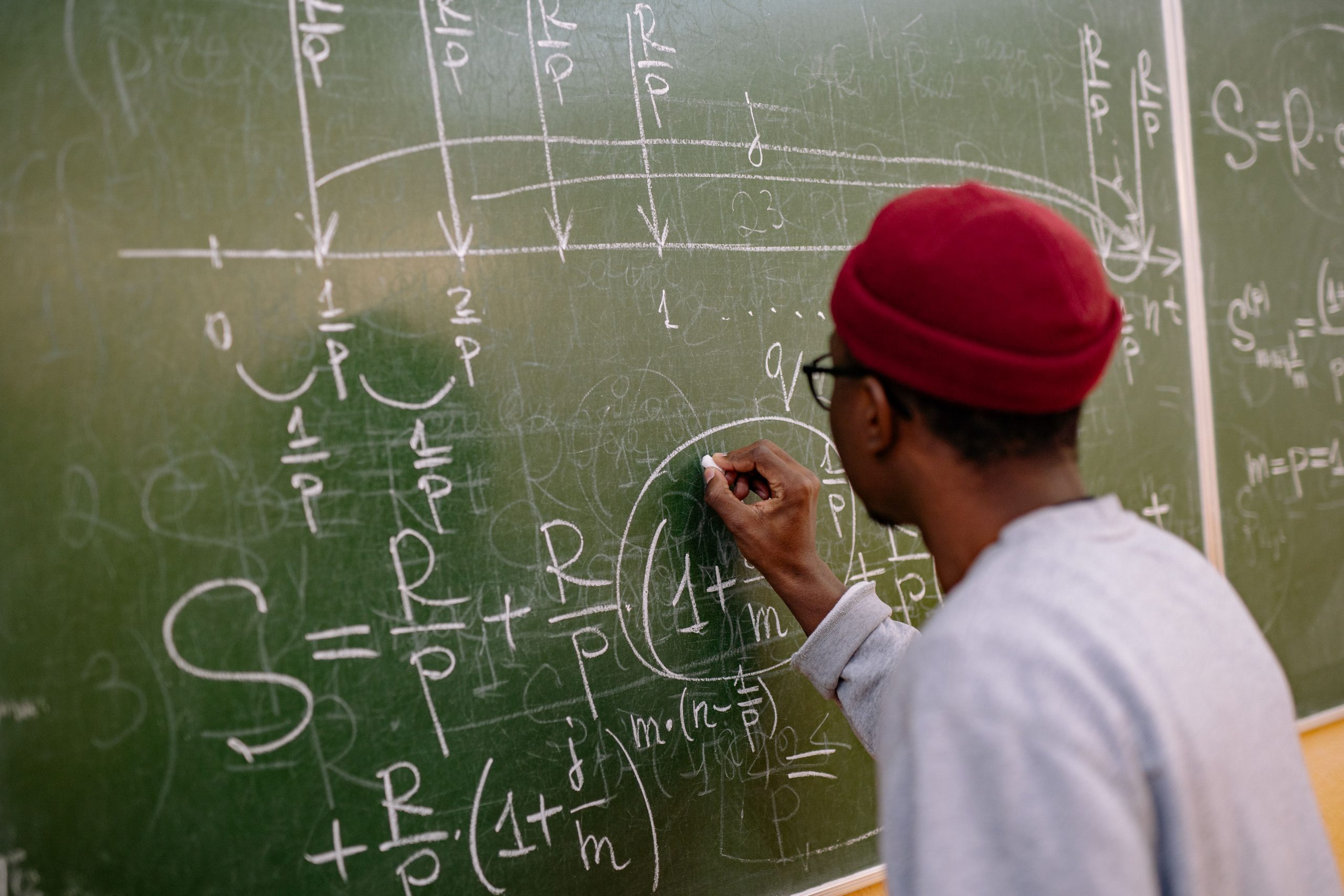 Os dados revelaram avanços relacionados à superação das desigualdades étnico-raciais e no enfrentamento ao racismo nos ambientes de ensino.