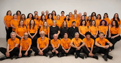 Formado por 44 vozes, entre bolsistas e estagiários, o coro desenvolve um trabalho dedicado à prática vocal, com técnica vocal, percussão corporal e pesquisa de repertório