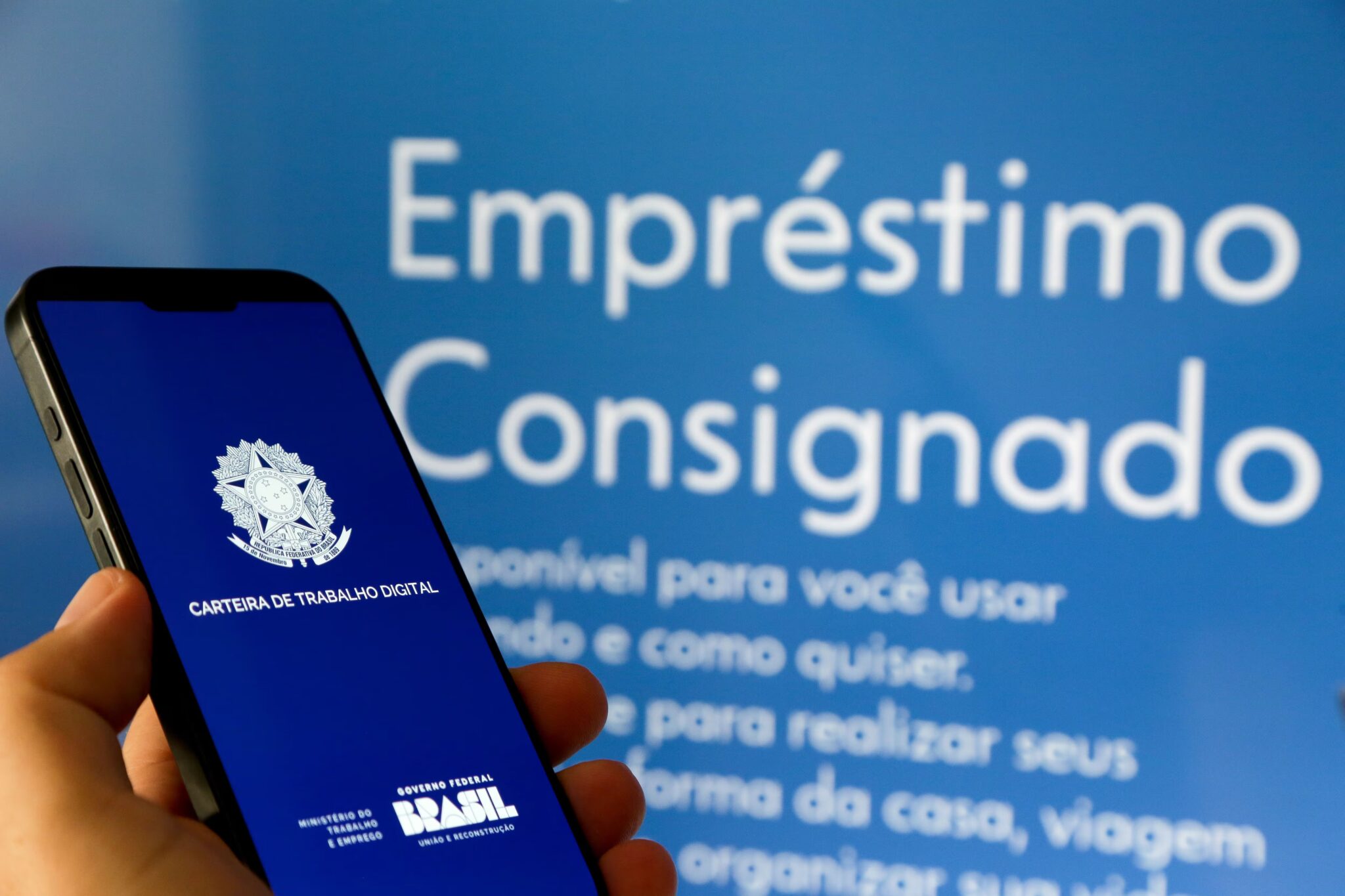 O Crédito do Trabalhador é uma modalidade de empréstimo consignado destinada aos trabalhadores elegíveis, com pagamento das parcelas por meio de desconto direto na folha.