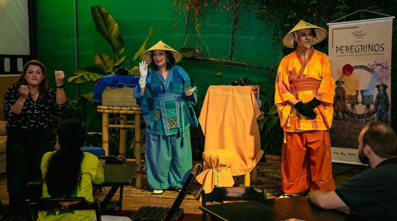 Teatro lambe-lambe resgata o mito da mulher gorila em Curitiba durante o Festival da Primavera