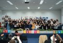 Blumenau forma 69 adolescentes em programa de preparação para o primeiro emprego. Jovens aprenderam sobre currículo, entrevistas, ética e comunicação.