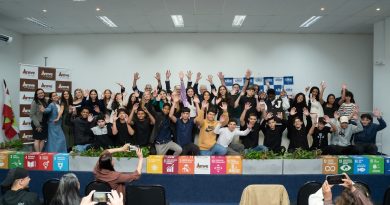 Blumenau forma 69 adolescentes em programa de preparação para o primeiro emprego. Jovens aprenderam sobre currículo, entrevistas, ética e comunicação.