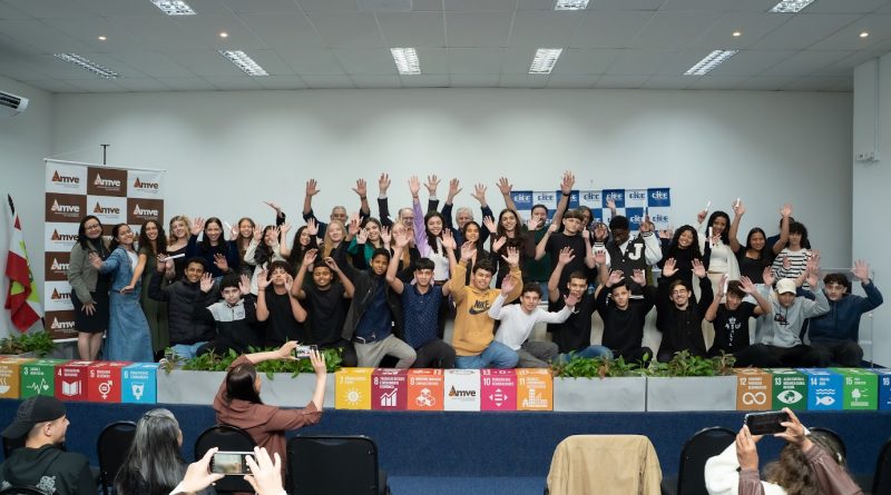 Blumenau forma 69 adolescentes em programa de preparação para o primeiro emprego. Jovens aprenderam sobre currículo, entrevistas, ética e comunicação.