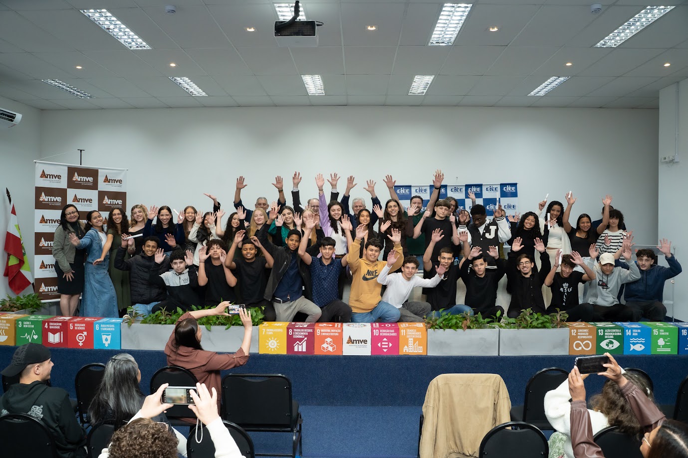 Blumenau forma 69 adolescentes em programa de preparação para o primeiro emprego. Jovens aprenderam sobre currículo, entrevistas, ética e comunicação.