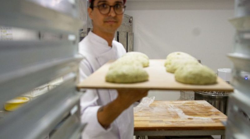 Dia do Pão: empresário brasiliense transforma sonho de infância em padaria artesanal em Brasília, setor de panificação fatura R$ 164,12