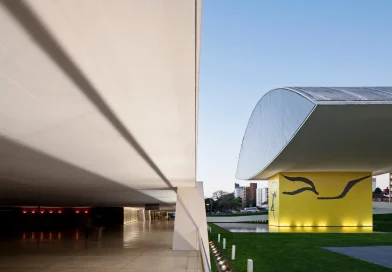 Museu Oscar Niemeyer realiza oficina sensorial inspirada em obra de arte para bebês