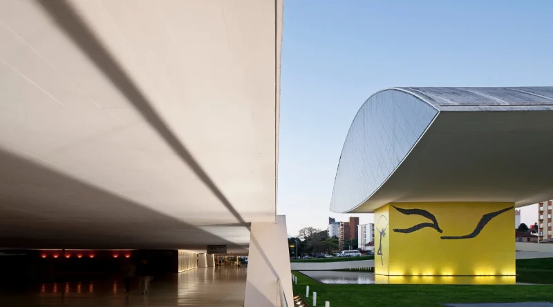 Museu Oscar Niemeyer realiza oficina sensorial inspirada em obra de arte para bebês