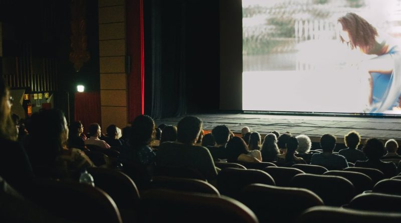 Em sua 28ª edição, evento exibe títulos como “Feito Pipa”, representante brasileiro na disputa pelo Oscar 2027, e “Se Eu Fosse Vivo... Vivia”, além de oferecer oficinas de audiovisual