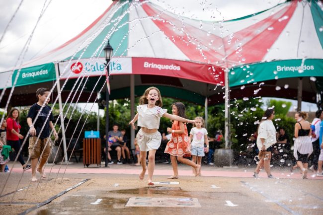 No feriado de 12 de outubro, Smagol, Nina e Flocke, personagens do universo Alles Dorf, assumem o papel de anfitriões no Alles Park e recebem três convidados especiais para uma tarde de muita diversão com as crianças e suas famílias