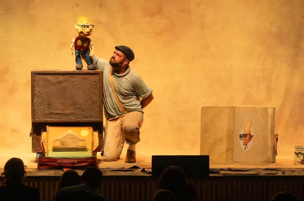 Espetáculo infantil “Drummond para Crianças” será apresentado gratuitamente neste sábado (24), às 16h, no Teatro da FCCDA, em Itabira.