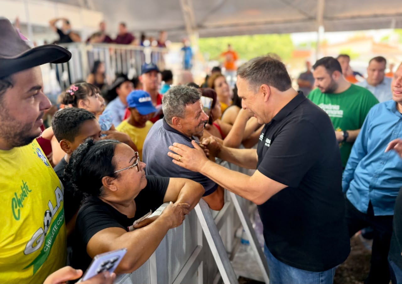 Mutirão no Jardim Pompeia oferece serviços gratuitos neste sábado (17). Sandro Mabel acompanha atendimentos e anuncia projetos de saúde e infraestrutura.