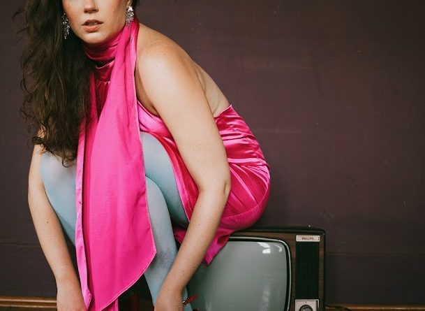 Fernanda Ornelas. Autora aborda, com humor ácido e lirismo debochado, as contradições de uma geração situada entre o analógico e o digital