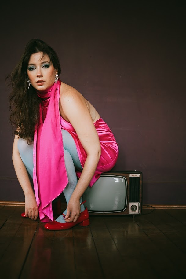 Fernanda Ornelas. Autora aborda, com humor ácido e lirismo debochado, as contradições de uma geração situada entre o analógico e o digital