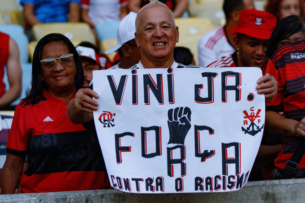 Como funciona a “Lei Vini Jr.” na Copa 2026, com as primeiras expulsões e por que a UEFA ainda não aderiu.