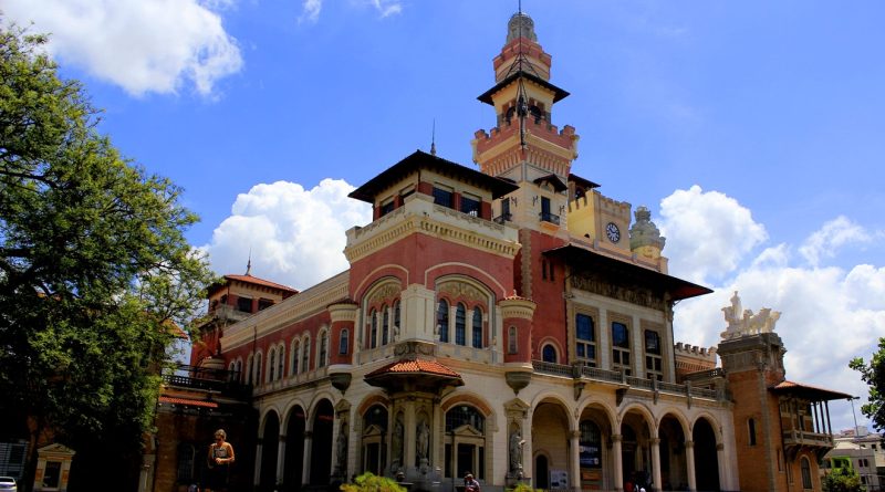 Conheça o Museu Catavento em São Paulo, com mais de 200 experiências interativas. Veja atrações, preços, horários e dias de entrada gratuita.