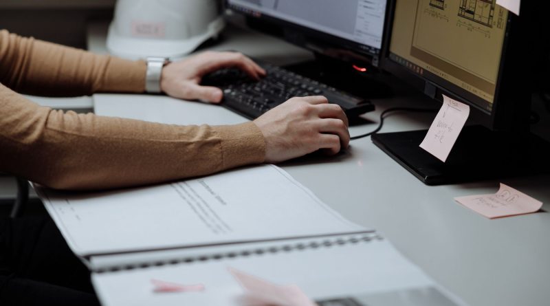 Capacitação gratuita em tecnologia abre inscrições com suporte para inserção no mercado profissional